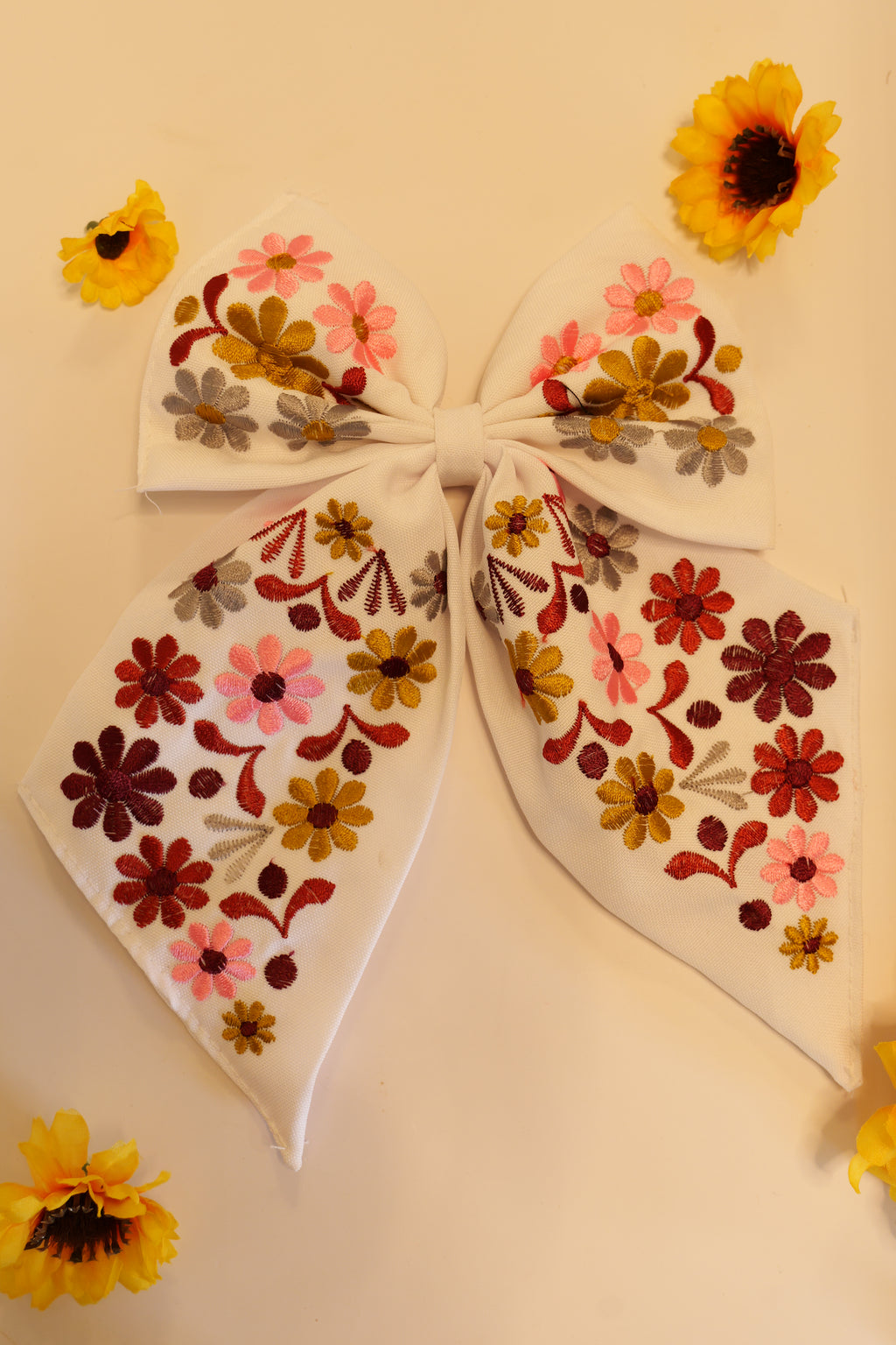 Embroidered bow | White