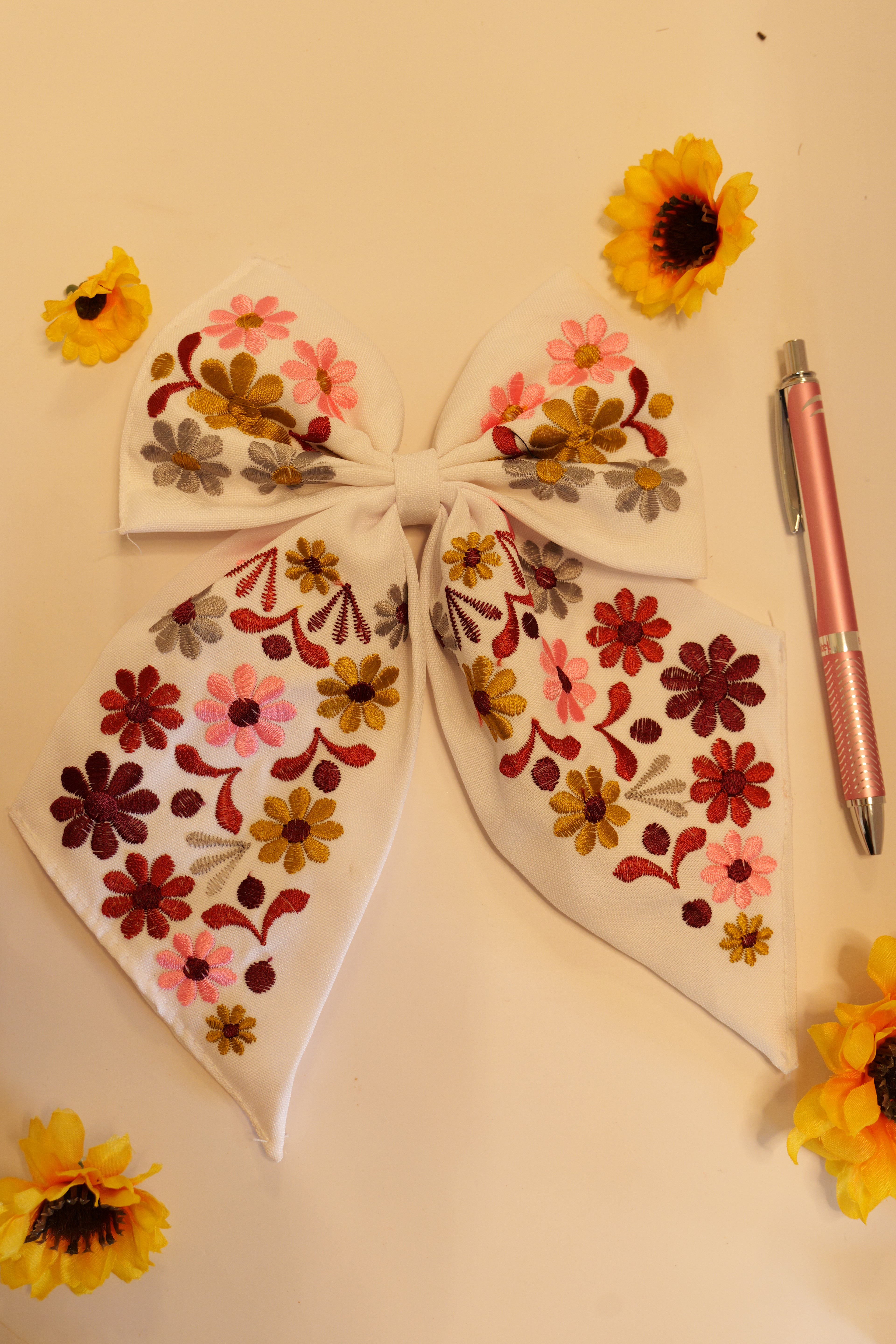 Embroidered bow | White