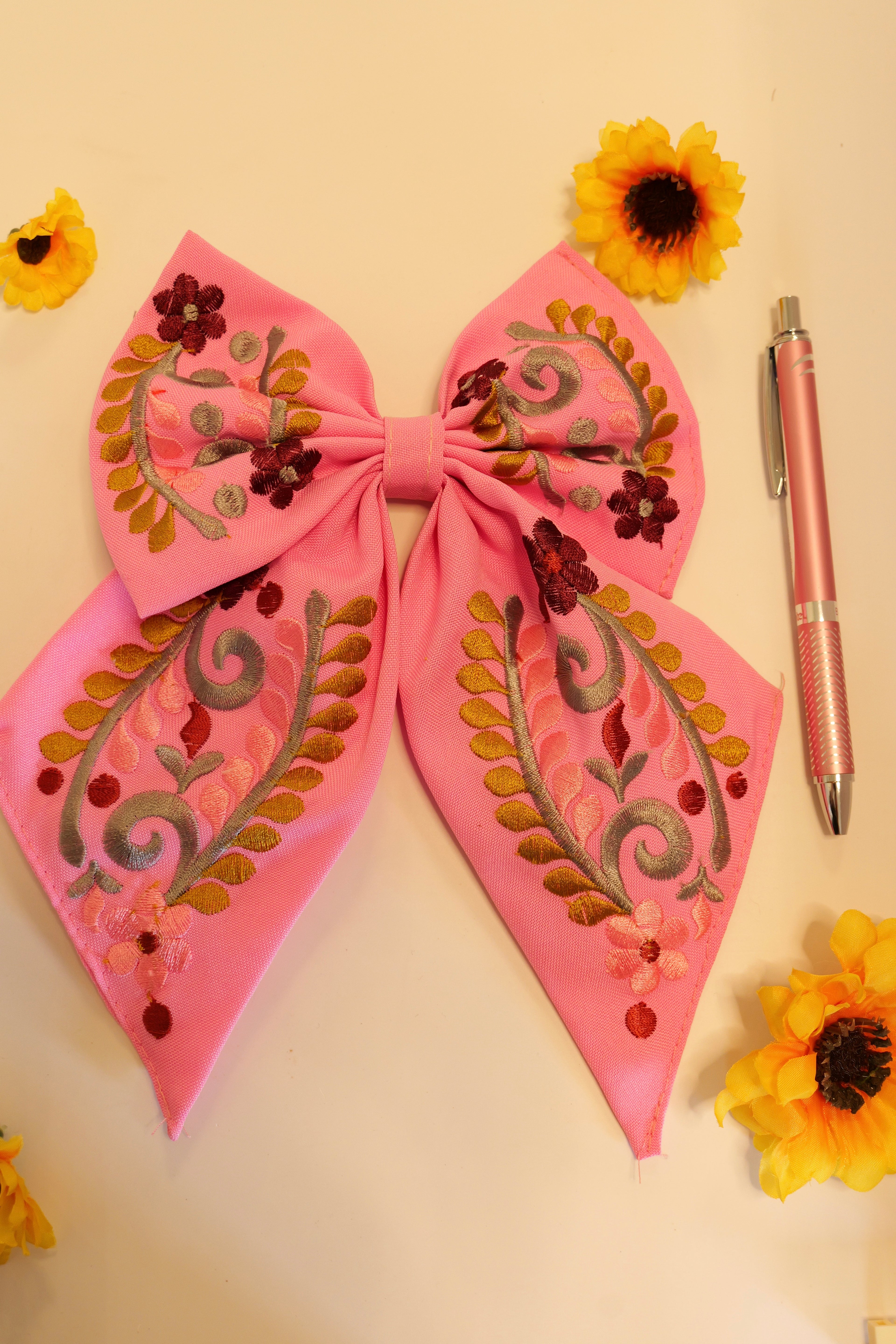 Embroidered bow | Pink